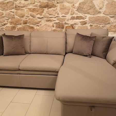 Apartment Michaela 4-Sterne & Parking ロヴィニ エクステリア 写真